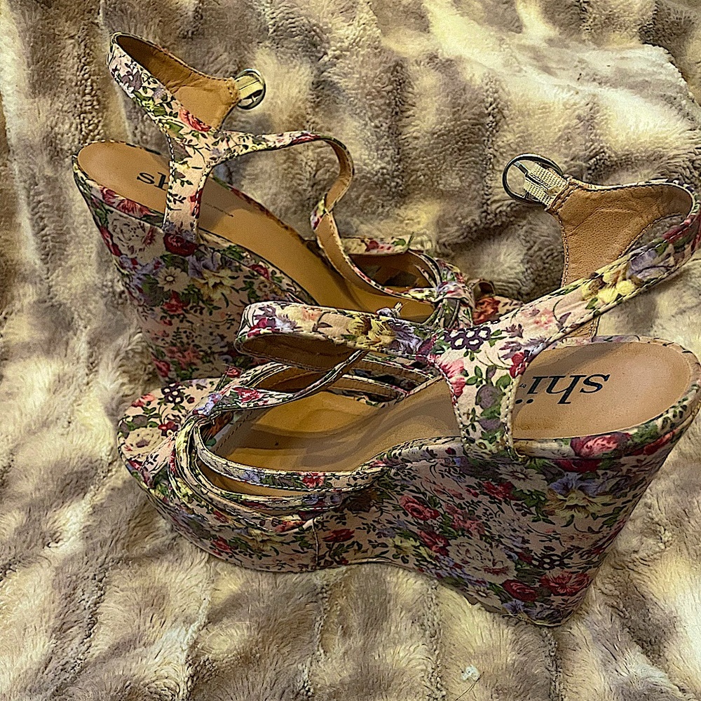 Shï by Journeys floral wedges